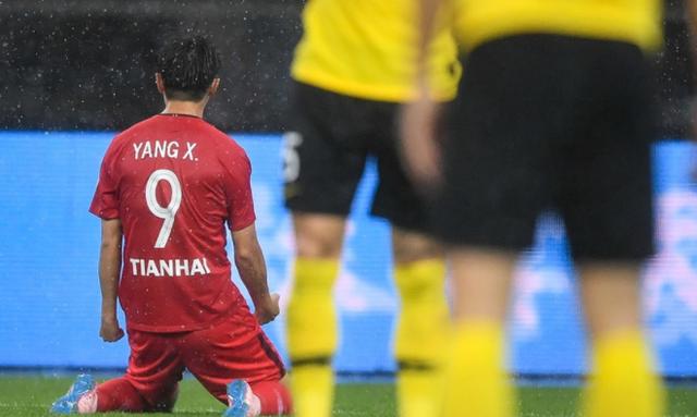 德甲-莱比锡补时争议绝杀拜仁，终结对手12连胜登顶引热议