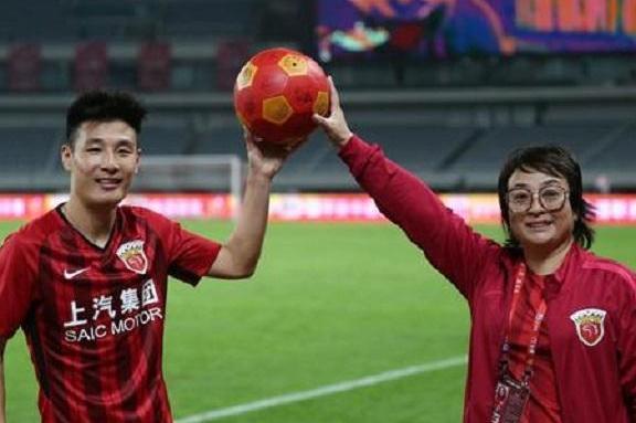  都灵锋霸破进球荒，泪洒球场谢球迷支持  