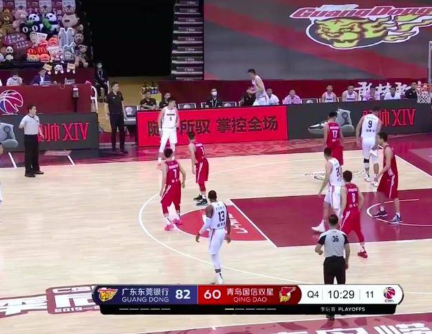  勒沃库森核心染红离场，少一人顽强守平  