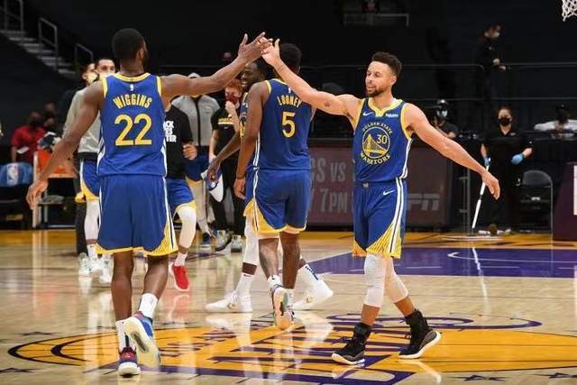 NBA-库里三分绝杀雷霆，勇士终结对手11连胜登顶西部引热议
